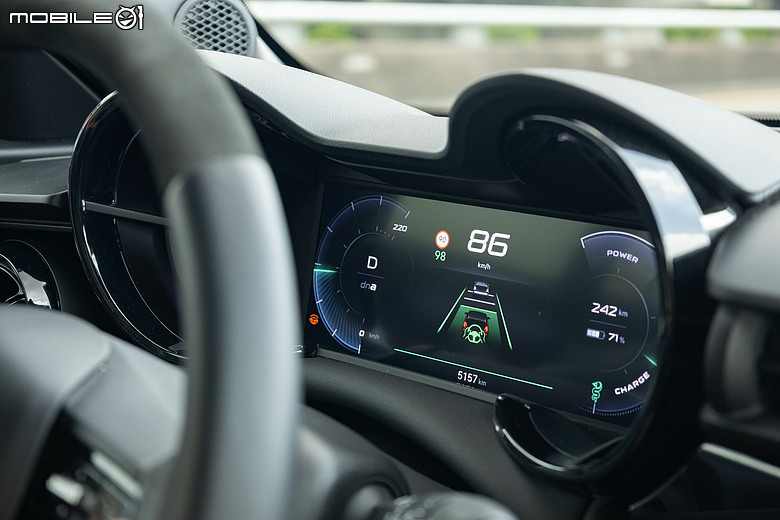 Alfa Romeo Junior Elettrica 試駕｜純電卻有靈活操控，不只帥還很快！