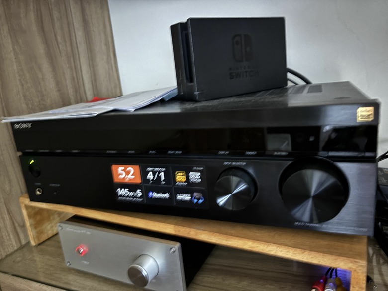 「是臥室也是電影院!」7坪極致DIY:160吋巨幕、智慧自動化情境、木作隱形掀床全紀錄」