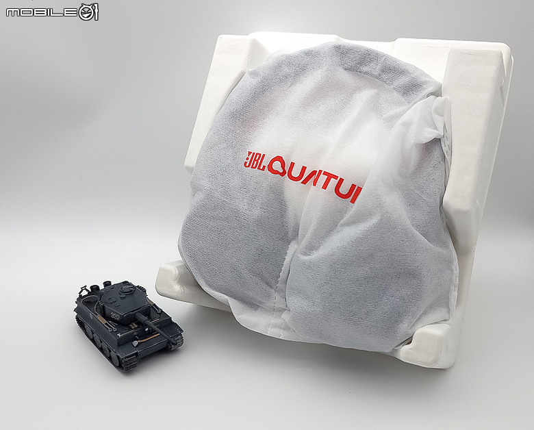 點我看大圖 【北極熊開箱】碳纖維動圈與空間聲學的純粹展現 - JBL Quantum 650 (加映950)