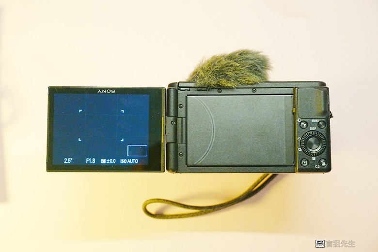 【盲狙先生傳124】SONY ZV-1 & ZV-1M2 | ❤️旅人的觀景小列車❤️ 輕巧方便的旅拍\生活紀錄vLog機，只能二選一你的決定?