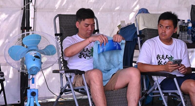 曬「林義雄靜坐」對比!挺藍護理師不爽上凱道了、轟反毒油靜坐太「涼」尤其是這幾日隨著藍營政治人物又是送水冷扇、被子,又是同框拍照打卡的…明明是靜坐表達神聖的「反毒油」訴求,卻可以滑手機,還有躺椅可坐,讓張喬瑜忍不住發文開酸,「好屌,現在七月底暑假大熱天還可以冷到蓋棉被睡得這麼好,好有露營的感覺,好會演。」