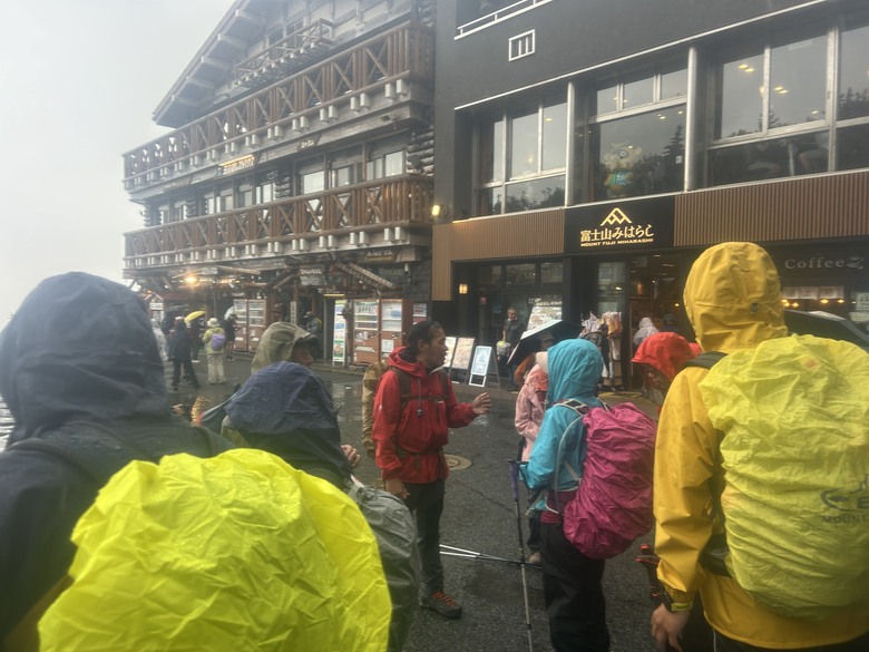 擱一擺雨中挑戰日本之顛-富士山