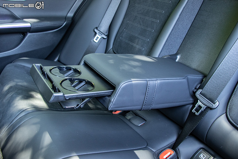 Mercedes-Benz C 300 星耀版試駕|標配後輪轉向+電子懸吊=後驅房車的靈魂特效藥!