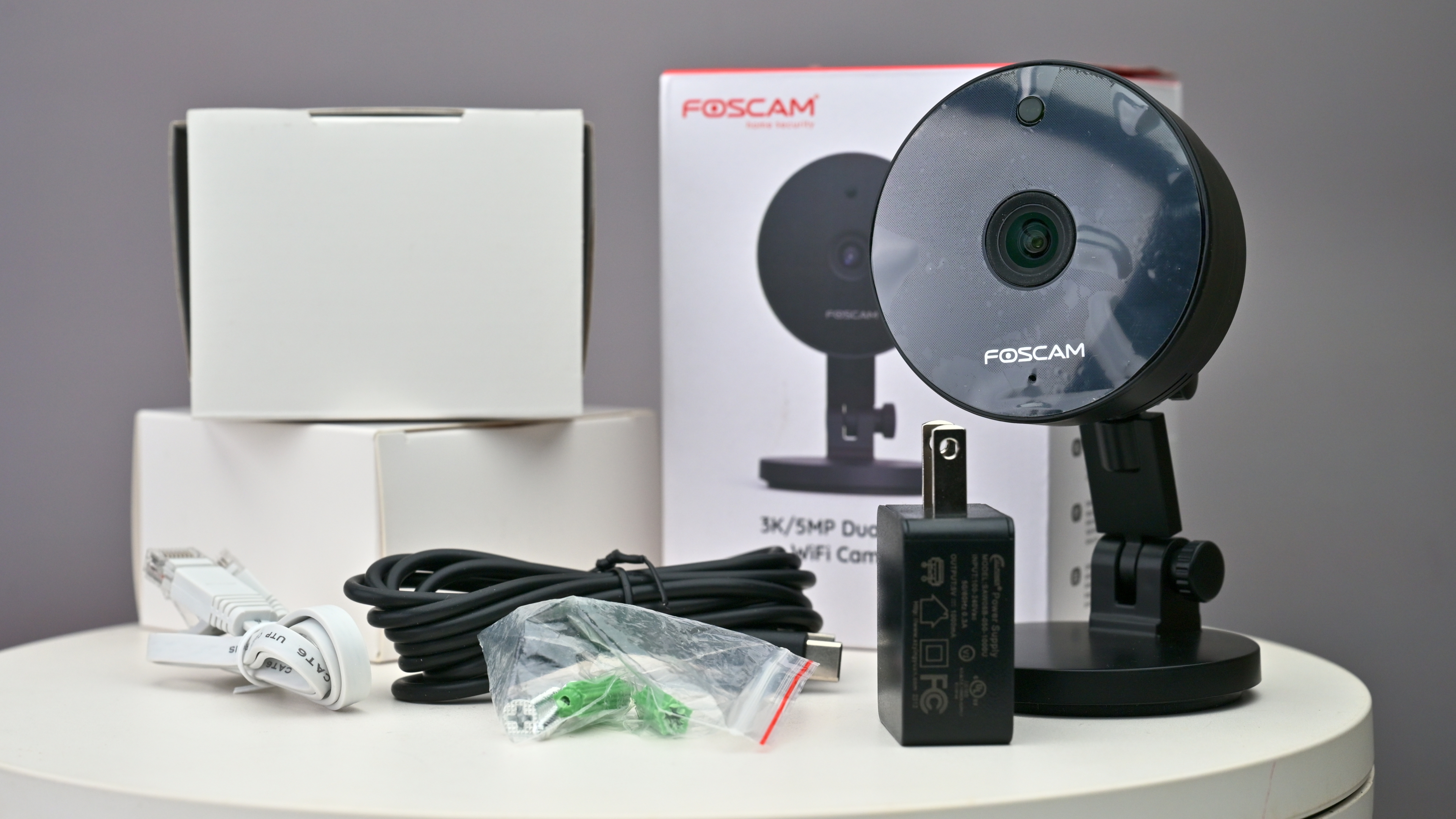 【不專業開箱】快速開箱! Foscam C5M 開箱：500 萬畫素 3K 超清解析度，小巧便利、守護家人!