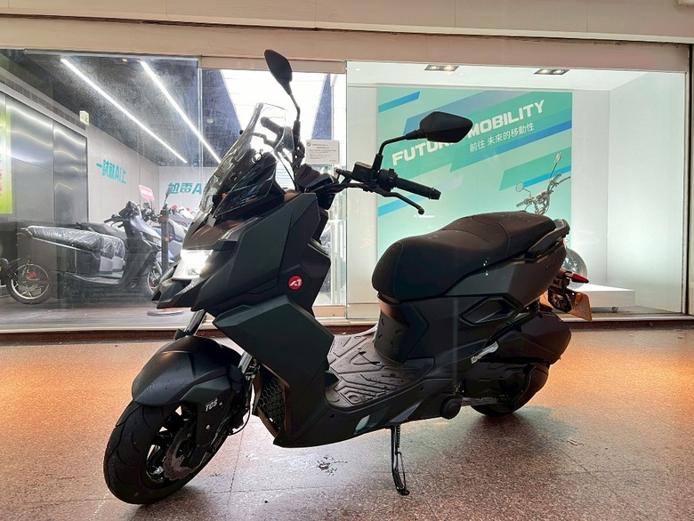 終於等到大尾燈STR X,門市試騎Go