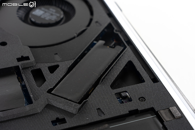 ROG Strix SCAR 18 (2026) G835｜升級 4K 240Hz 面板、全規格攻頂，再創電競機皇新標竿！