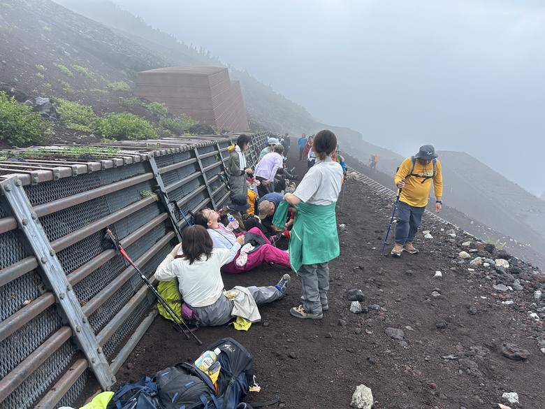 擱一擺雨中挑戰日本之顛-富士山