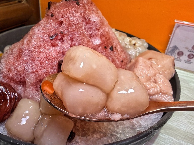 自製三款剉冰糖水，還有懷舊冰袋、飲料、冰棒與古早味滷肉飯