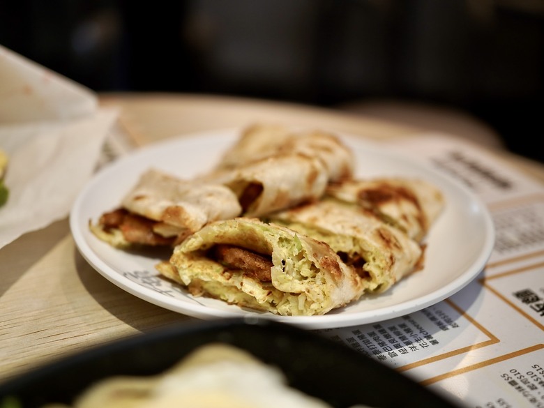 【食記】台南早餐店｜香菜米血蛋餅｜脆皮蛋餅捲肉排｜起司瀑布蛋餅