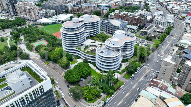 點我看大圖 🌟 大里【透天新案】2房價格買大里 8米”臨路” 4房 雙主臥 首購透天 空拍分享