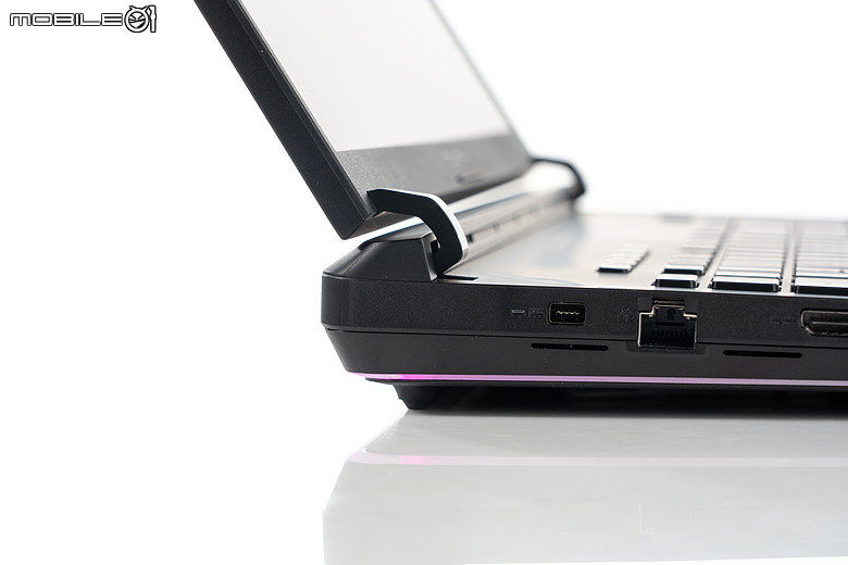 ROG Strix SCAR 18 (2026) G835｜升級 4K 240Hz 面板、全規格攻頂，再創電競機皇新標竿！