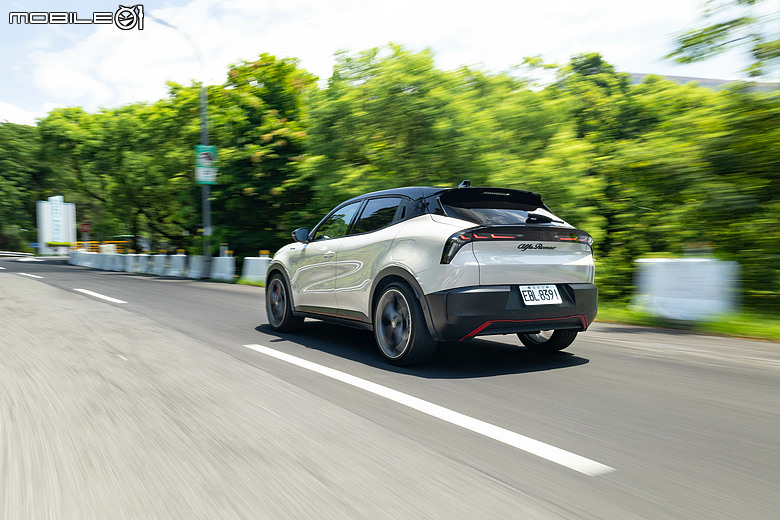 Alfa Romeo Junior Elettrica 試駕｜純電卻有靈活操控，不只帥還很快！