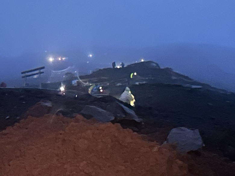 擱一擺雨中完登日本之顛-富士山