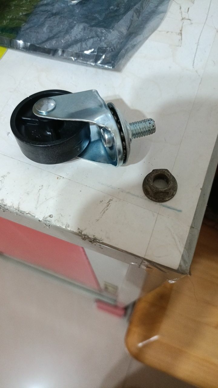 請問萬向輪M8應該買哪種螺帽才裝得上來鎖?
