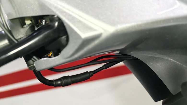 DIY 4k(偽)機車行車紀錄器+car play車機+usb充電器安裝