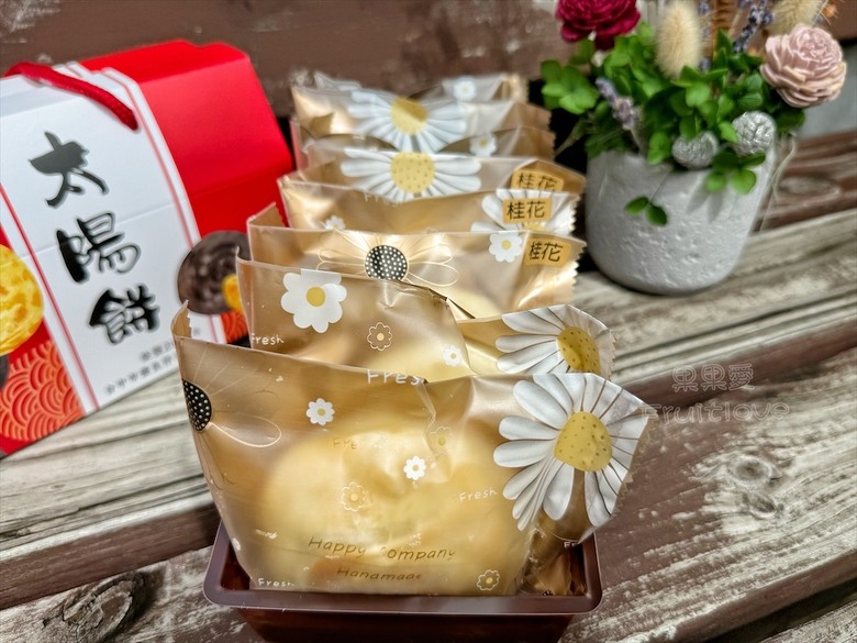 招牌裸蛋糕，特色太陽餅和創新檸檬蛋糕伴手禮禮盒，還有多款寶盒蛋糕、手工餅乾