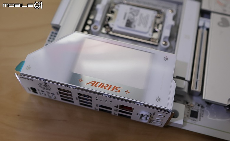 技嘉可愛雕妹 Ari 再進化 B850 AORUS ELITE-P ICE