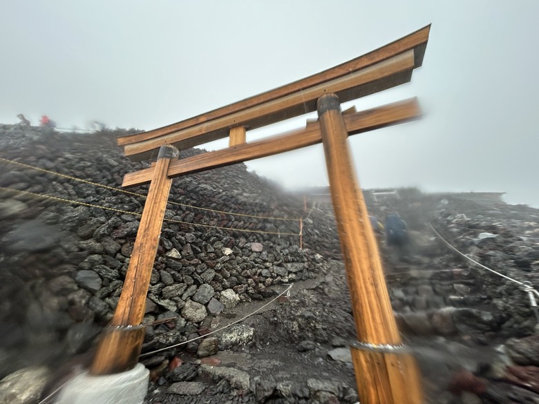 擱一擺雨中完登日本之顛-富士山