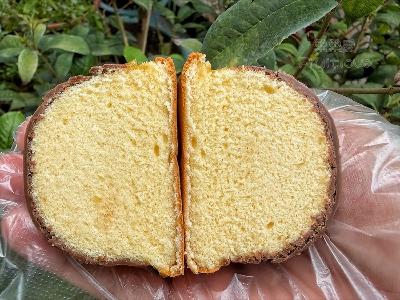 招牌裸蛋糕，特色太陽餅和創新檸檬蛋糕伴手禮禮盒，還有多款寶盒蛋糕、手工餅乾