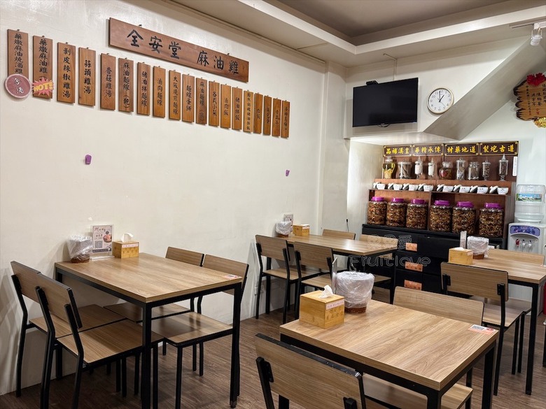 自製三款剉冰糖水，還有懷舊冰袋、飲料、冰棒與古早味滷肉飯