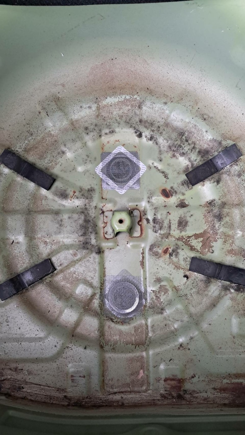 40萬公里老車備胎槽進水DIY排查