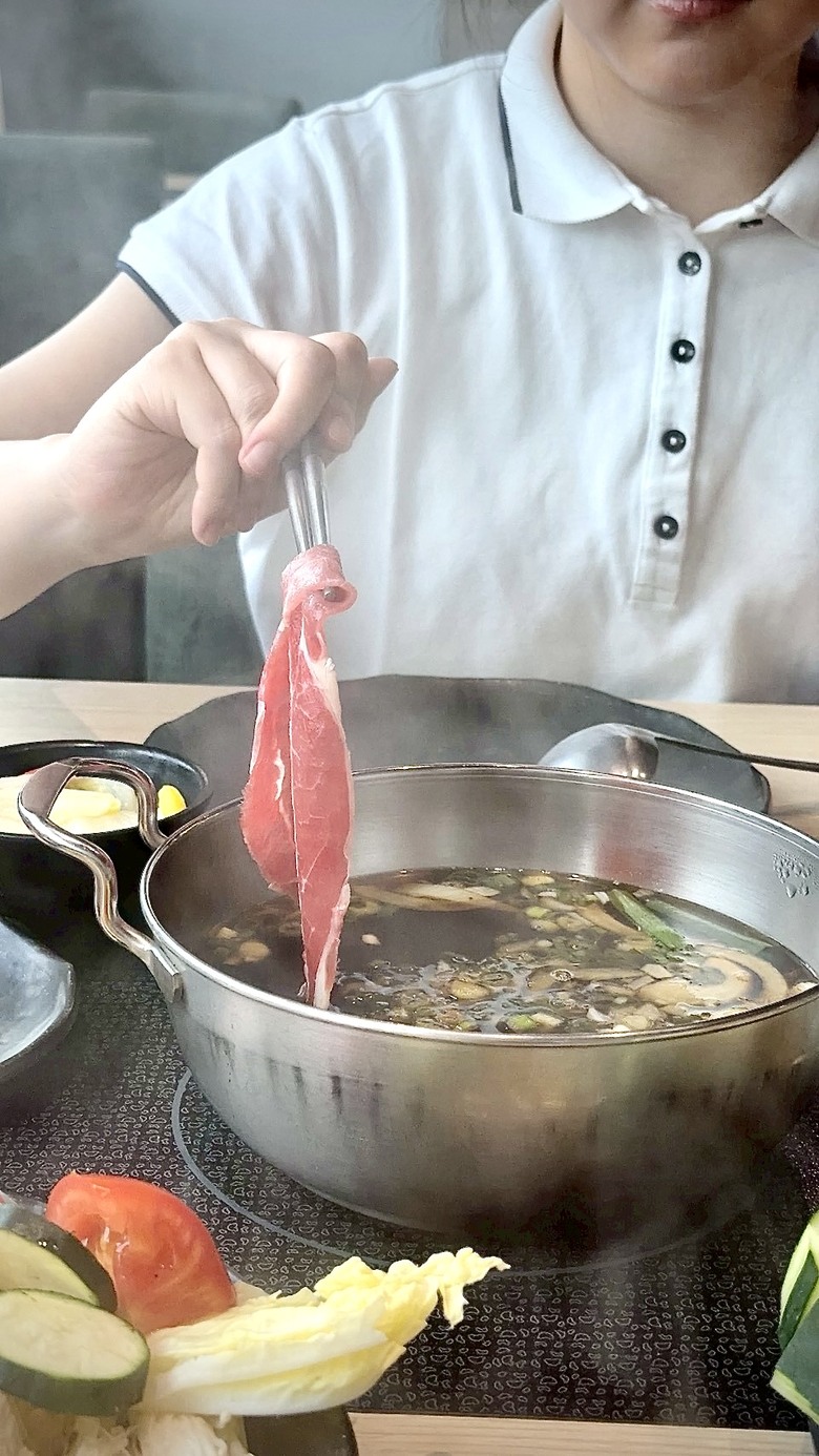 台中謝師宴聚餐火鍋選哪間?鬥牛士二鍋新時代店大桌坐得下多人,還有預定11人送1人的謝師宴活動跟壽星7折