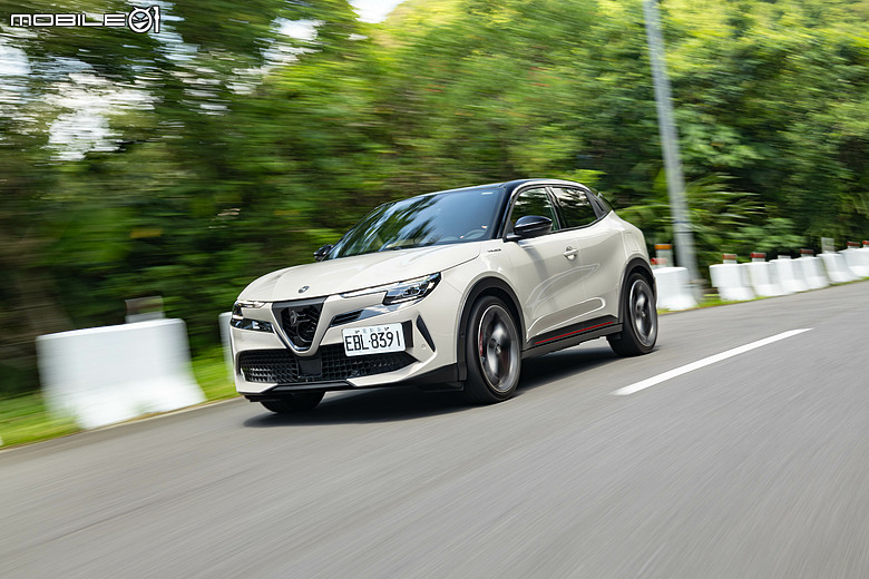 Alfa Romeo Junior Elettrica 試駕｜純電卻有靈活操控，不只帥還很快！