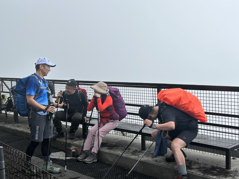 擱一擺雨中挑戰日本之顛-富士山