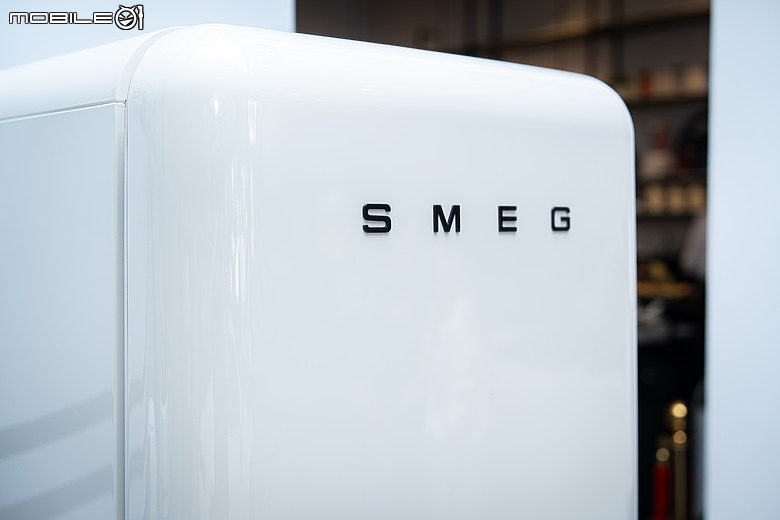 Porsche x SMEG 聯名家電登場！把 917 賽車傳奇搬進廚房，限量冰箱、咖啡機正式登台
