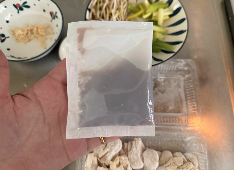 無印良品豚骨湯麵開箱|加入板橋黃石市場曹家餛飩,在家就能吃出小店等級的療癒滋味