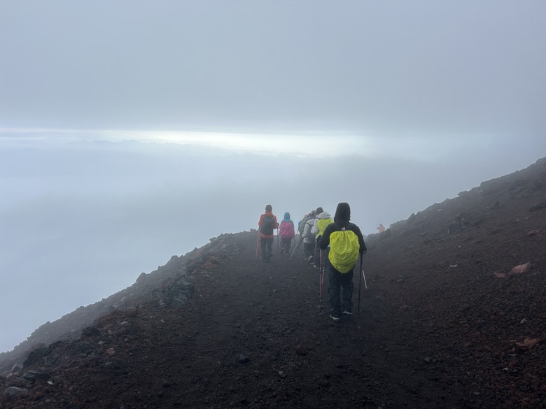 擱一擺雨中完登日本之顛-富士山