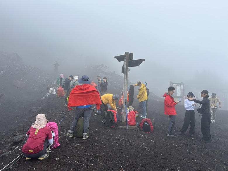 擱一擺雨中挑戰日本之顛-富士山