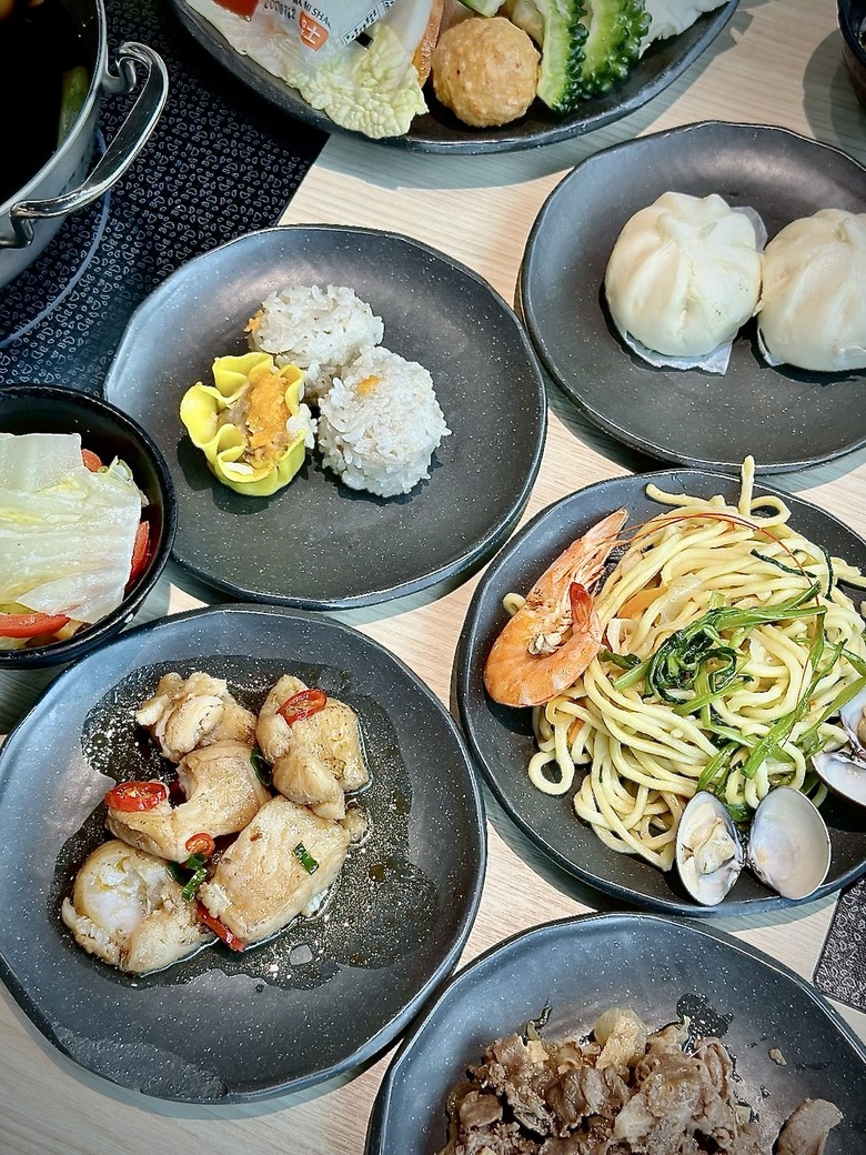 台中謝師宴聚餐火鍋選哪間?鬥牛士二鍋新時代店大桌坐得下多人,還有預定11人送1人的謝師宴活動跟壽星7折