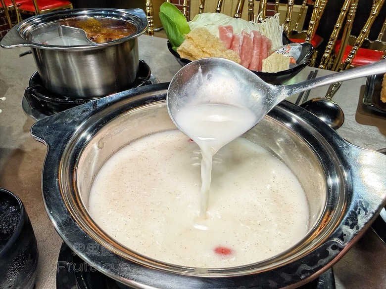 一炒一鍋雙重美味，單人也能品嚐鴛鴦鍋，冰淇淋、飲料、白飯吃到飽