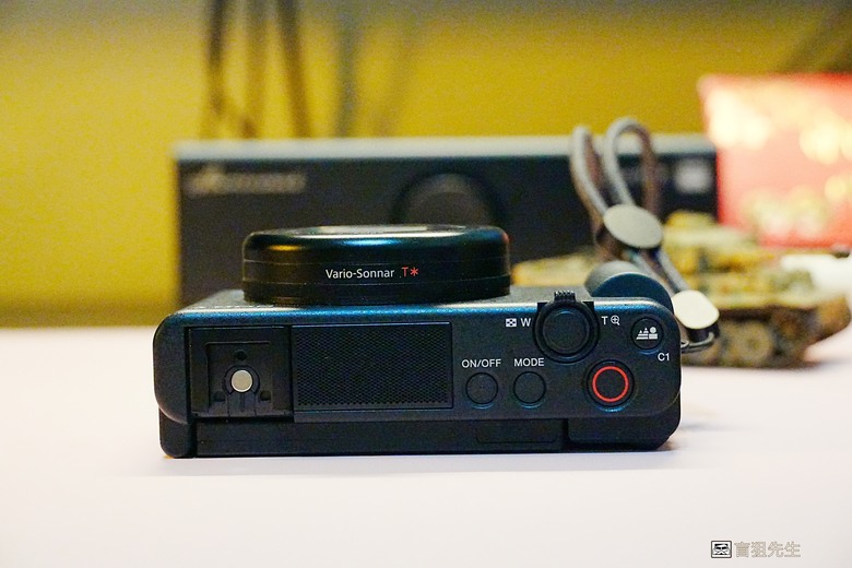 【盲狙先生傳124】SONY ZV-1 & ZV-1M2 | ❤️旅人的觀景小列車❤️ 輕巧方便的旅拍\生活紀錄vLog機，只能二選一你的決定?