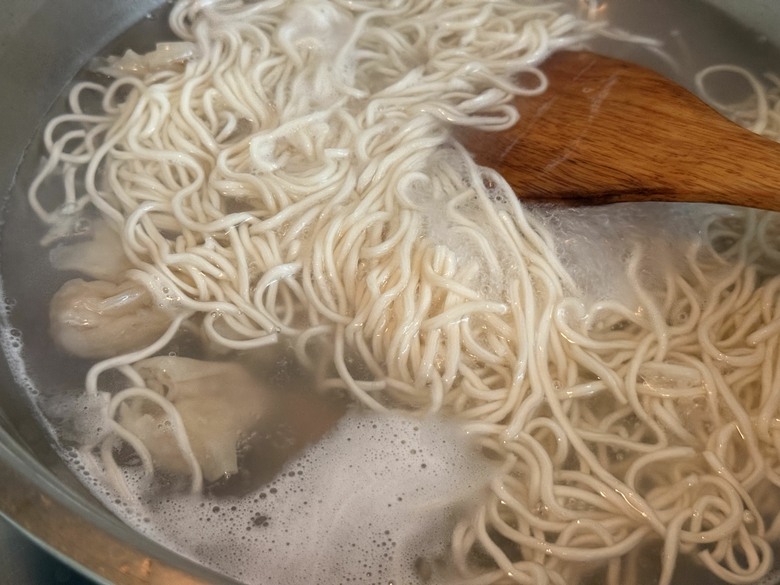 無印良品豚骨湯麵開箱|加入板橋黃石市場曹家餛飩,在家就能吃出小店等級的療癒滋味