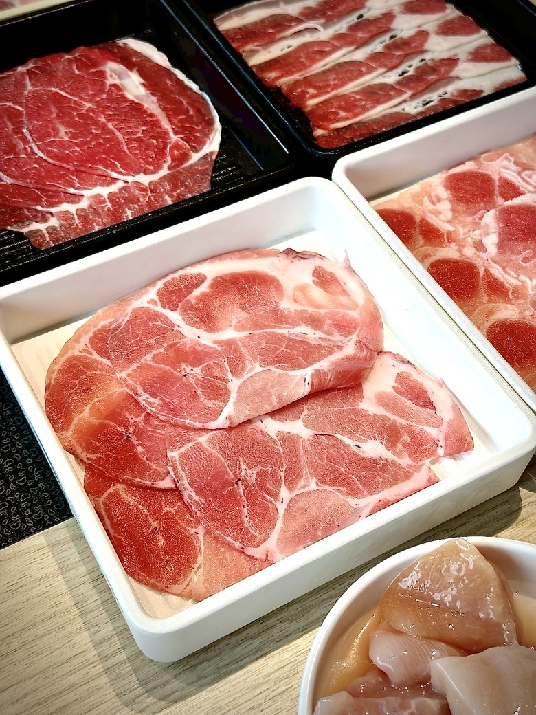 台中謝師宴聚餐火鍋選哪間?鬥牛士二鍋新時代店大桌坐得下多人,還有預定11人送1人的謝師宴活動跟壽星7折