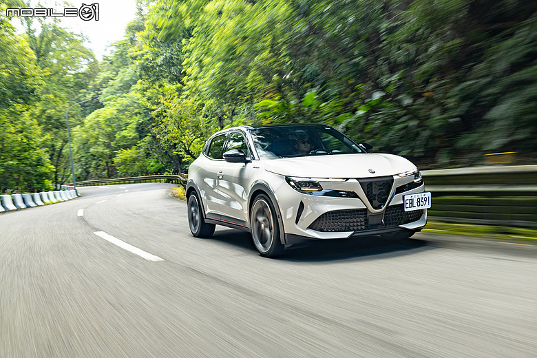 Alfa Romeo Junior Elettrica 試駕｜純電卻有靈活操控，不只帥還很快！