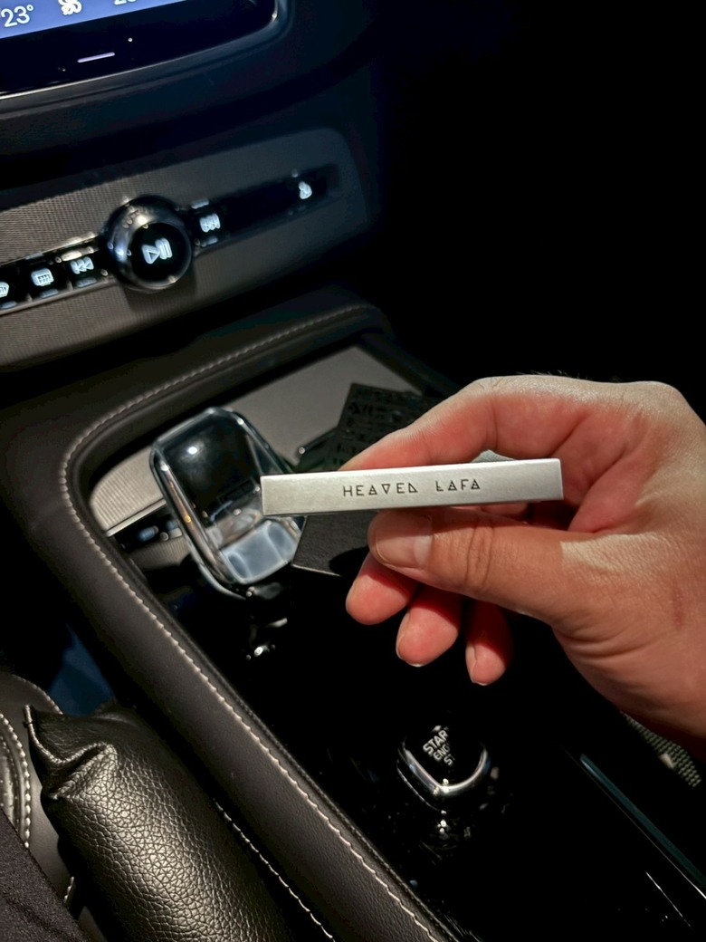 【分享】開車久了真的會向質感妥協... 順便開箱老婆送的車用香氛（LAFA埃及金磚）