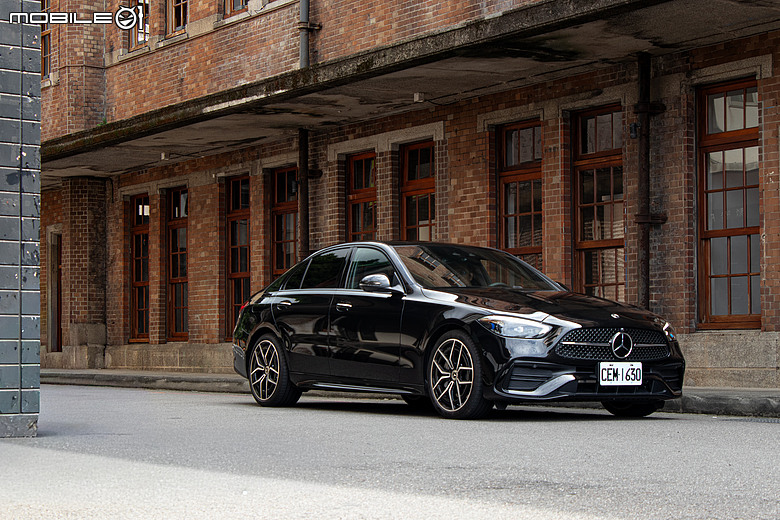 Mercedes-Benz C 300 星耀版試駕|標配後輪轉向+電子懸吊=後驅房車的靈魂特效藥!