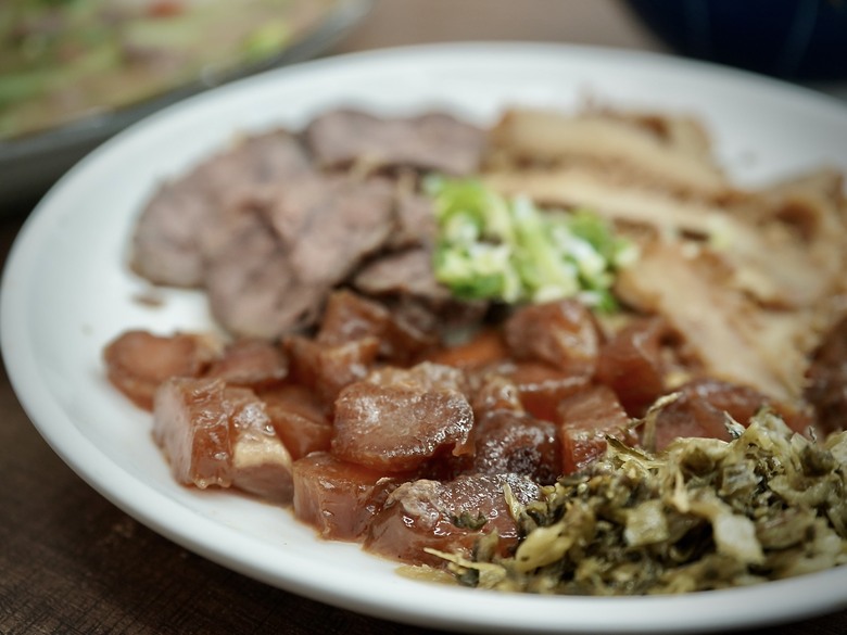 【食記】雲林美食推薦|牛三寶滷味拼盤是隱藏主場,牛腱滷透、牛筋軟Q、牛肚留蜂巢紋,一盤三種口感