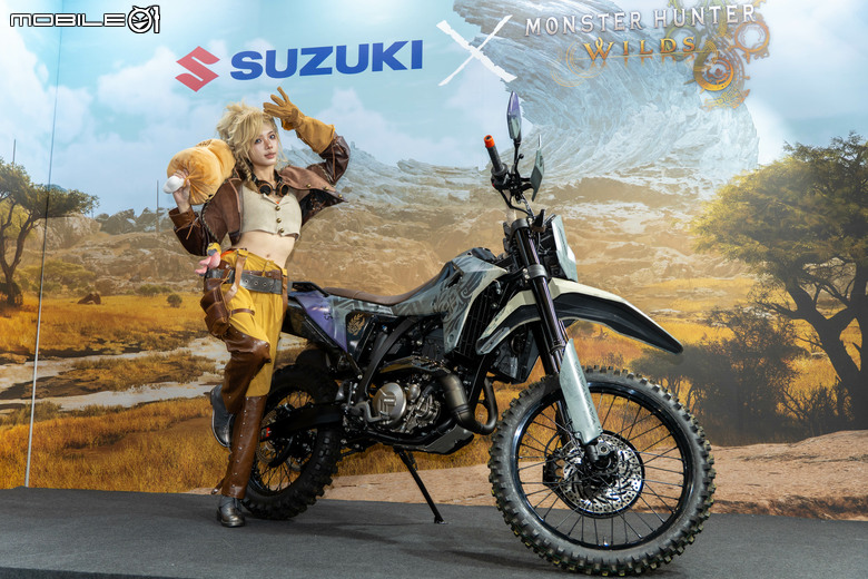 點我看大圖 SUZUKI 休旅新星 SV-7GX 跨界登場,DR-Z4S魔物獵人聯名版展場現身,韓籍啦啦隊員海莉現身互動!