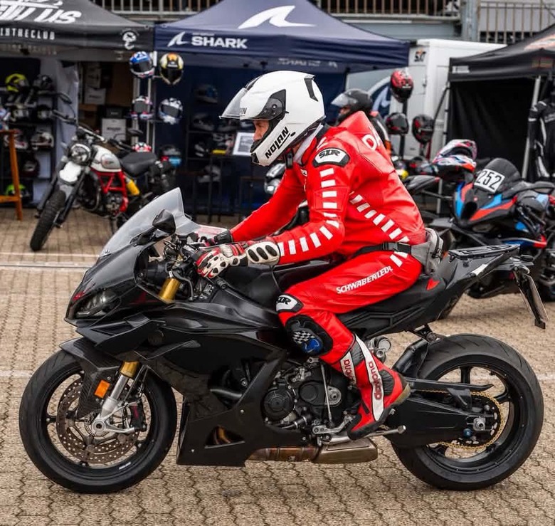 點我看大圖 BMW S1000RR大改款測試車首度曝光,承襲Concept RR基因,這也太清楚了吧!?