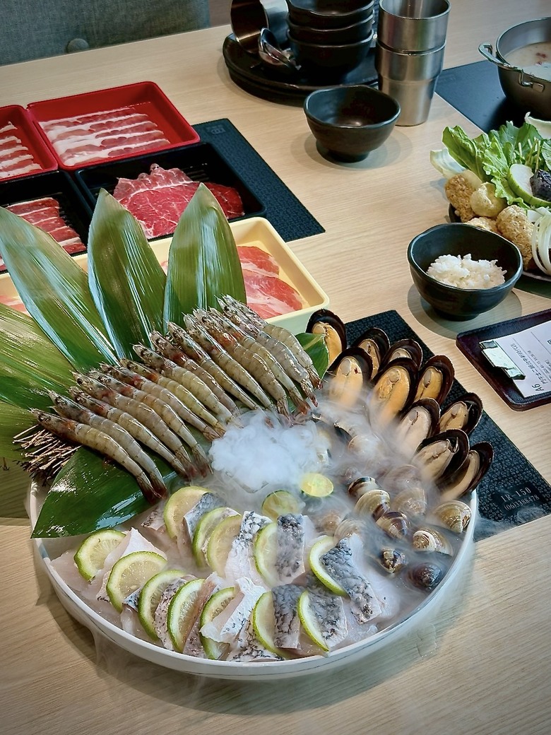 台中謝師宴聚餐火鍋選哪間?鬥牛士二鍋新時代店大桌坐得下多人,還有預定11人送1人的謝師宴活動跟壽星7折