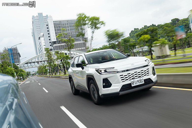 油電車的日韓對決|Toyota RAV4、Kia Sportage 雙車評測以及百公里油耗測試!