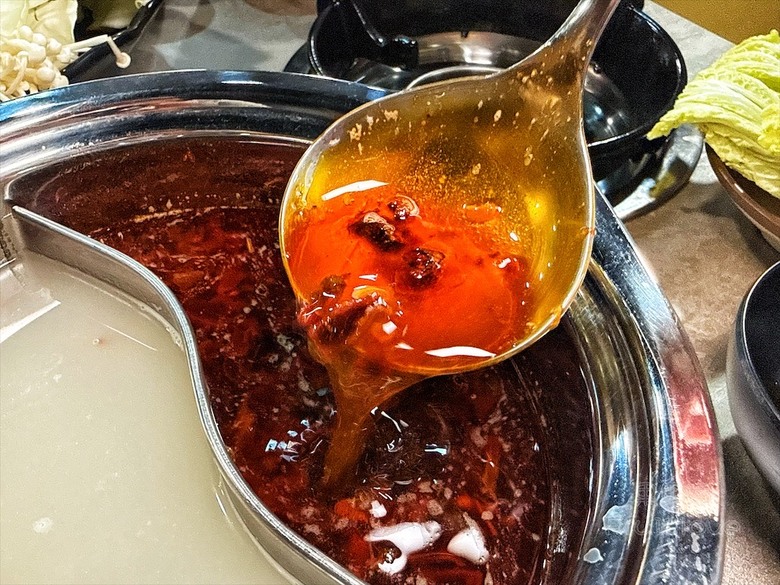 一炒一鍋雙重美味，單人也能品嚐鴛鴦鍋，冰淇淋、飲料、白飯吃到飽