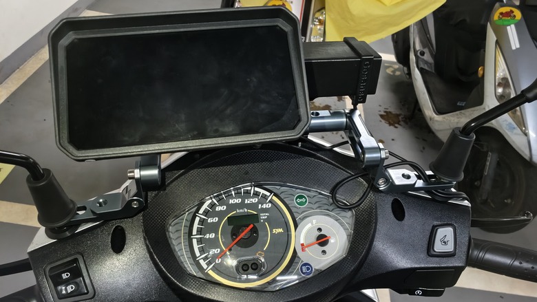 DIY 4k(偽)機車行車紀錄器+car play車機+usb充電器安裝