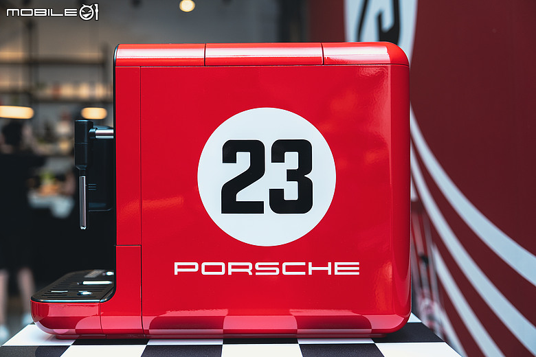 Porsche x SMEG 聯名家電登場！把 917 賽車傳奇搬進廚房，限量冰箱、咖啡機正式登台