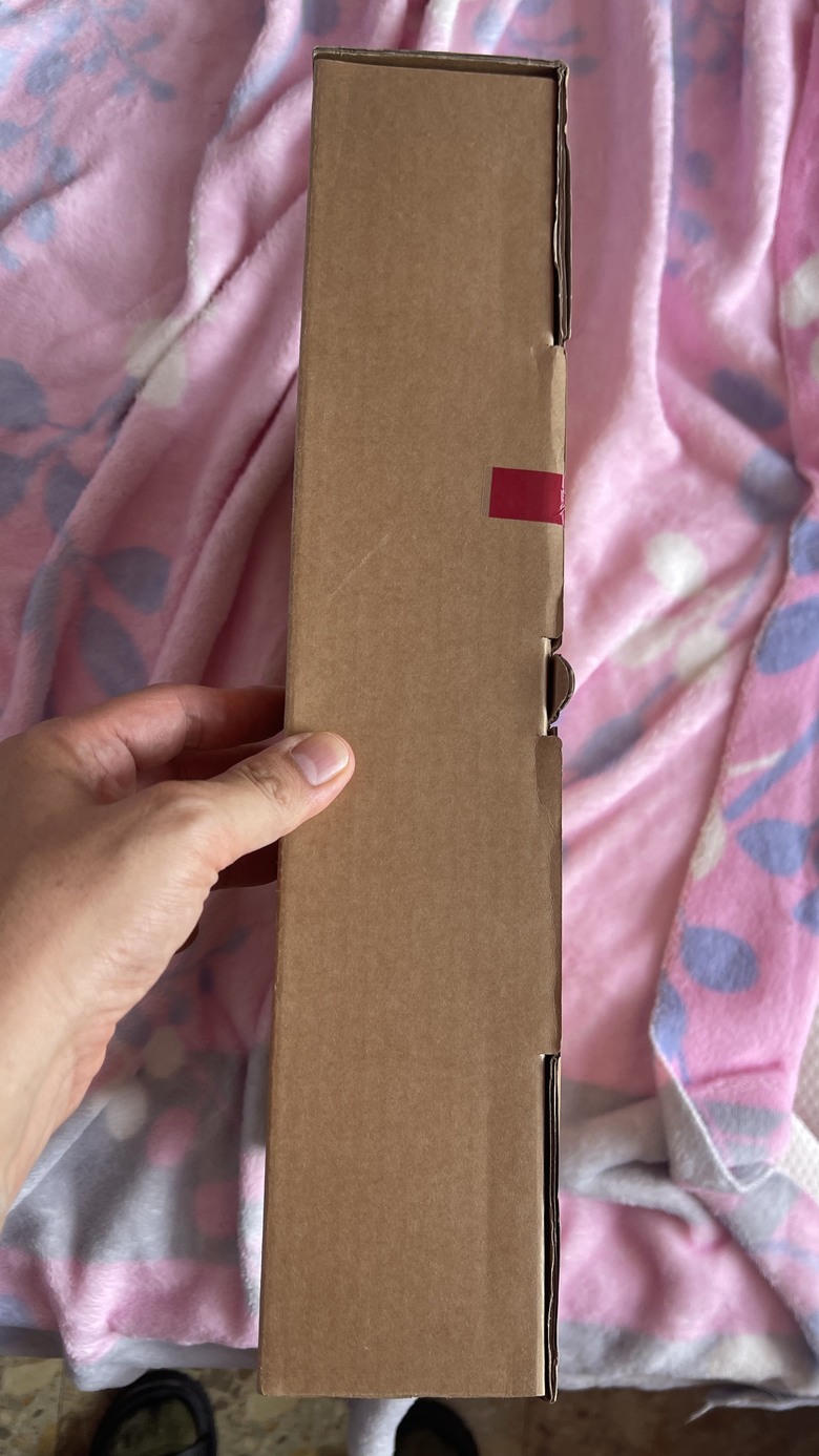 MOMO購物APP下單Macpro M5, 沒買過蘋果電腦 蘋果外盒都長這樣嗎? 請幫我看看 謝謝各位