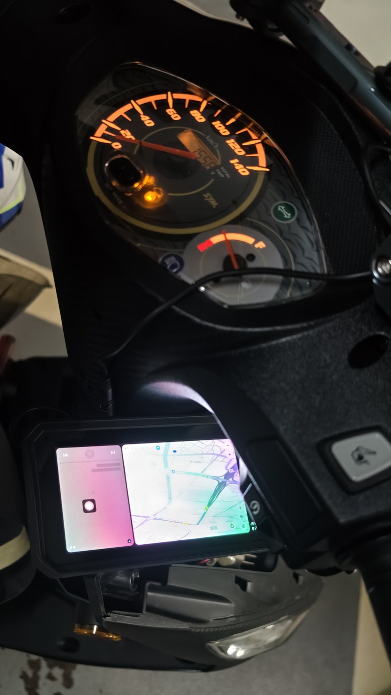 DIY 4k(偽)機車行車紀錄器+car play車機+usb充電器安裝
